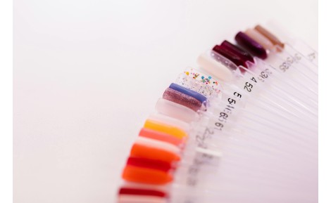 Trendy w stylizacji paznokci 2025 - przewodnik po produktach do manicure